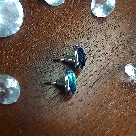 🔥2/$12🔥Mermaid Scale Earrings set by Atelier Sona, NWT, Blue/Green Chromatic - Picture 4 of 6